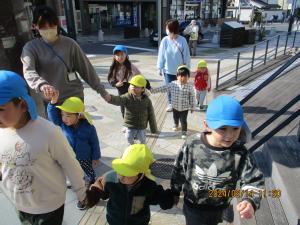 1歳児と5歳児の散歩