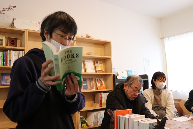 ならまちワンダリングの様子（店主服部さんの説明風景）