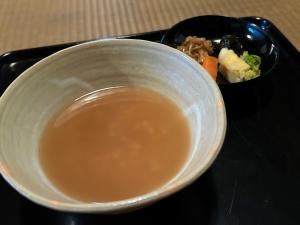 できあがった茶がゆがお膳に乗っている様子