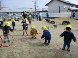 友達とフープを回しているところ