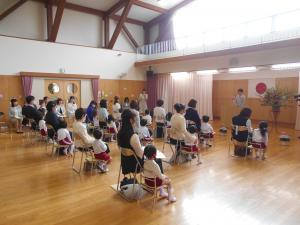 入園式で指名点呼しているところ