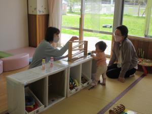 親子で遊ぶ0歳児