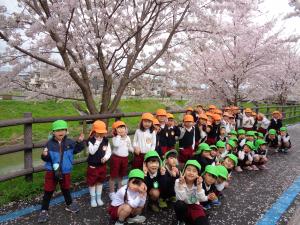 桜の前でとりました