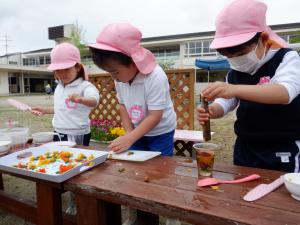 佐保幼稚園　色水遊び1