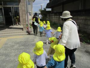 手をつないで園庭に行く