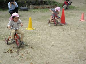 三輪車で友達と競争している