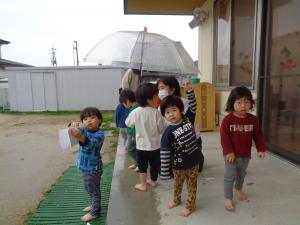 雨の様子を見ています