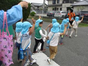 手を挙げて道路を渡ります