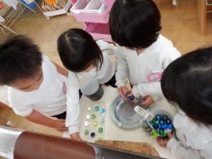 佐保幼稚園　転がし遊び2