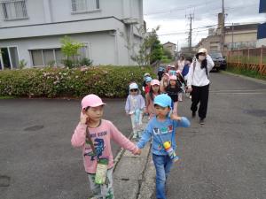 手をつないで渡ります