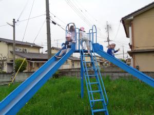 滑り台すべっている
