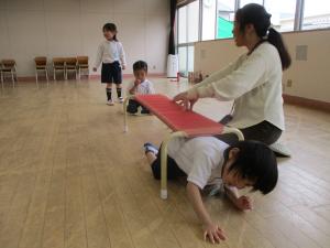椅子のトンネルをくぐっています