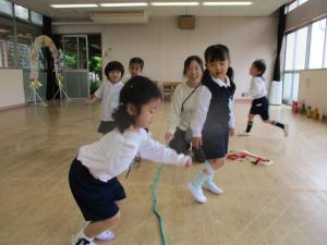 ロープをジャンプで越えています