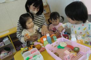 部屋でままごとあそび1歳児