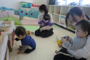 0歳児も遊んでいます
