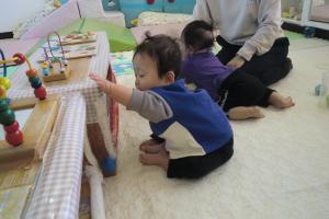 0歳児興味のある場所にいきます