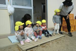靴を履く2歳児
