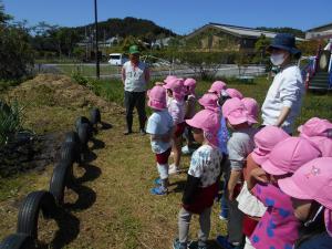先生の話を聞く5歳児