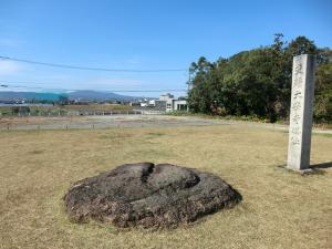 西塔跡に残る奈良時代の心礎