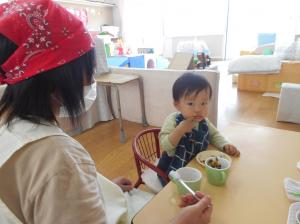 食べています