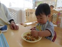 食べています