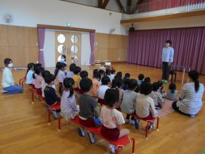 お話を聞く子ども達