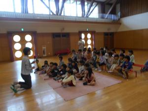 花子さんの歌を楽しむこどもたち