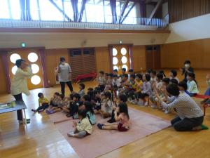 お弁当の歌を楽しむ子ども達