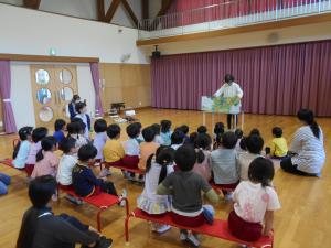 大型絵本を楽しむ子ども達