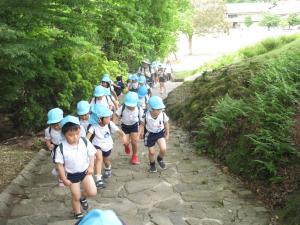 坂道を登ります