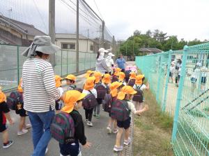 遠足ごっこ　みかんぐみ　小学生に会ったよ