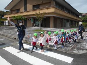 3歳児が横断歩道を渡る様子