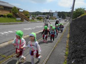 友達と手をつないで歩く3歳