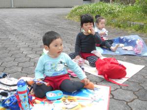 お弁当とおやつを食べる子ども達