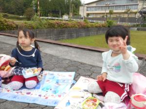 友達と一緒に弁当を食べる3歳児
