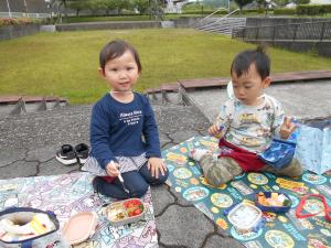 楽しみにしていたお弁当を食べている