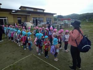 4、5歳児が遠足に出発する様子