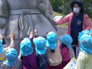 つげまろくんを見ている子供