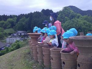 古墳の上から景色を見ている子ども達