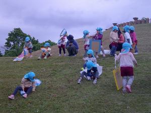 友達と芝生滑りを楽しんでいる