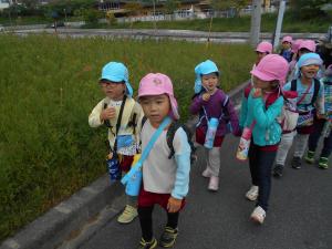 4,5歳児が手をつないで歩いています