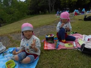 5歳児が友達とお弁当を食べています
