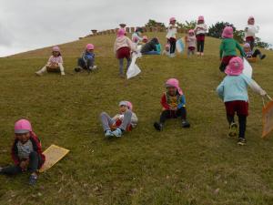 5歳児の芝滑りの様子