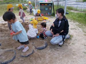 砂場で一緒に