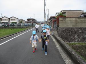 遠足に出発