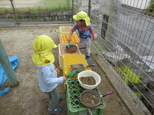 砂場でおままごとをしている