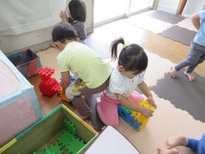 ブロックで電車をつくっている