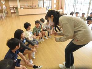 1くみ　先生に名前を伝えています