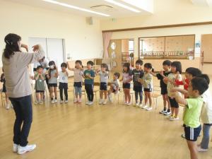 1くみ　英語で歌を歌っています
