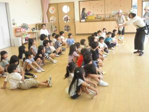地域の方の話を聞いています